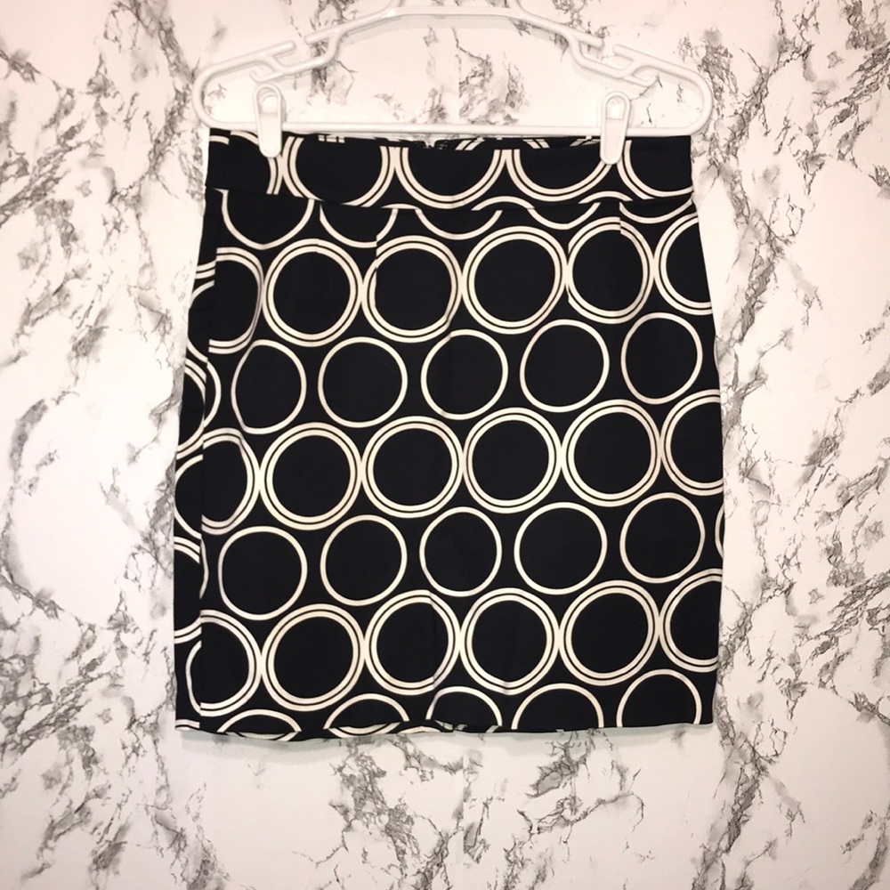 ❤️Banana Republic black skirt w/white circles